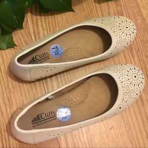 White Patterned Cliff Flats